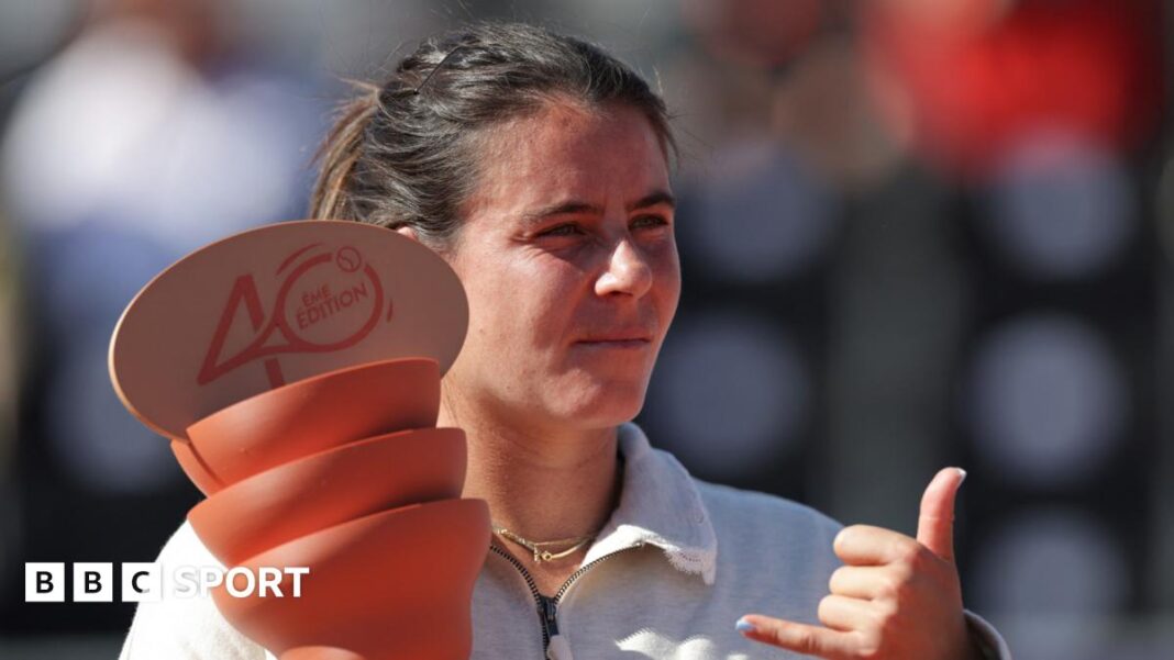 Emma Navarro osvojila je WTA Strasbourg Open i završila čekanje za titulu dok Peruanac pobjeđuje Tommy Paula u Hamburgu Emma Navarro celebrates winning Strasbourg Open as she holds the orange trophy