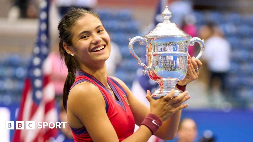 Emma Raducanu se povezuje sa trenerom pobjednika US Opena Andrewom Richardsonom prije povratka na turneju Emma Raducanu with the US Open trophy after her 2021 victory