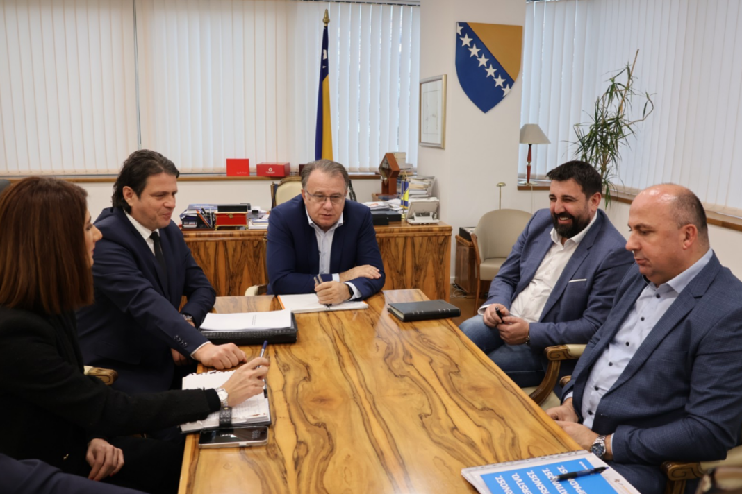 Evropski kreditori upozorili bh. vlasti: Nema novih tranši za Koridor Vc dok se ne smijeni uprava Autocesta; zbog zastoja u radovima država plaća čak 90 hiljada eura penala dnevno! – Istraga .ba Evropski kreditori upozorili bh. vlasti: Nema novih tranši za Koridor Vc dok se ne smijeni uprava Autocesta; zbog zastoja u radovima država plaća čak 90 hiljada eura penala dnevno! - Istraga .ba