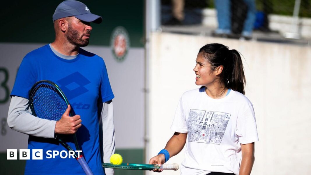 French Open 2026: Emma Raducanu ima povjerenje u ponovno angažovanog trenera Andrewa Richardsona Emma Raducanu is given advice by her coach Andrew Richardson during a practice session at the 2026 French Open