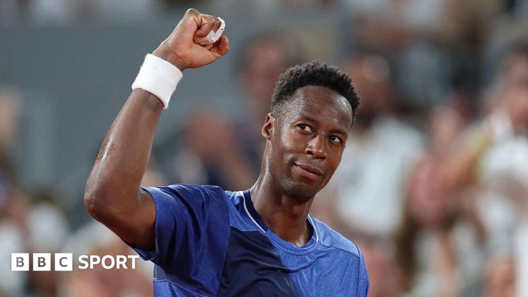 French Open 2026: Gael Monfils, jedan od najvećih tenisera, napušta Rolan Garros posljednji put Gael Monfils, wearing a blue t-shirt, looks up to his right and raises his right fist