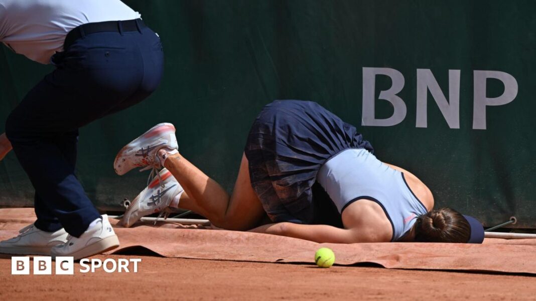 French Open 2026: Reklamni blokovi na terenu pomjereni su zbog zabrinutosti igrača zbog sigurnosti zraka Zeynep Sonmez lies on the court after tripping at the 2026 French Open