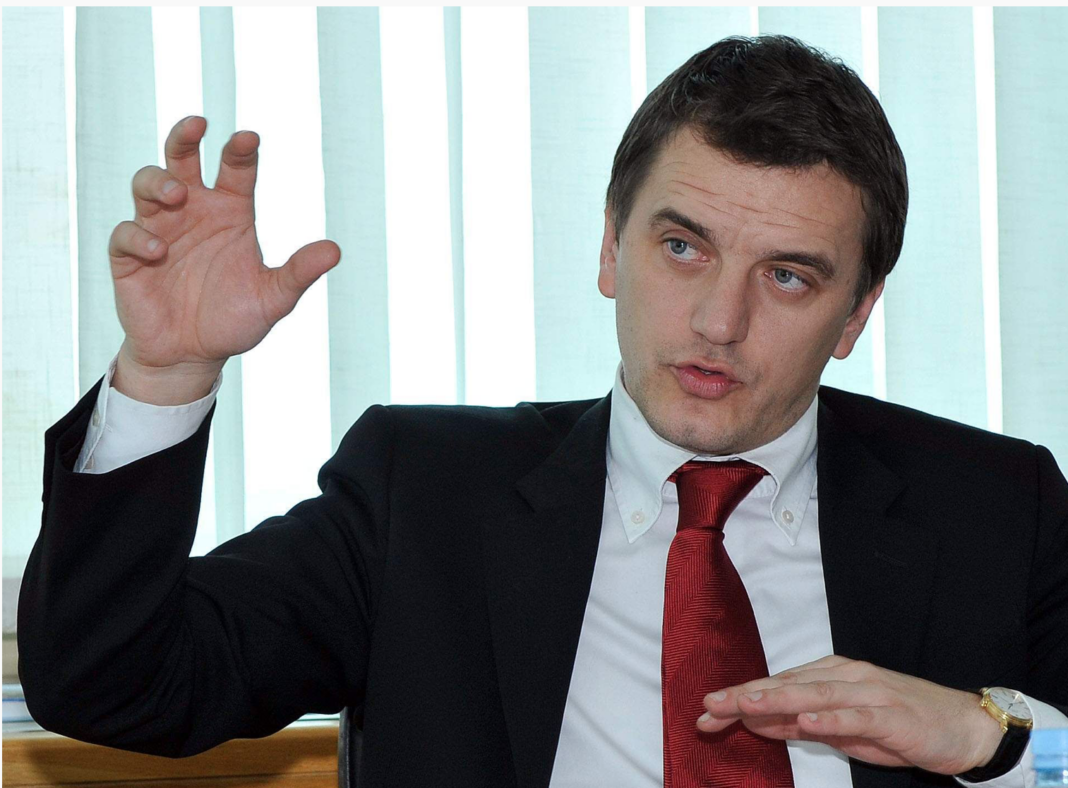 Hercegovački lobiji u Vladi FBiH: Nermin Nikšić za prinudnog upravnika Željezare želi postaviti Damira Hadžića. Cilj je pogodovati posuškom Lageru, najvećem uvozniku čelika u BiH! – Istraga .ba Hercegovački lobiji u Vladi FBiH: Nermin Nikšić za prinudnog upravnika Željezare želi postaviti Damira Hadžića. Cilj je pogodovati posuškom Lageru, najvećem uvozniku čelika u BiH! - Istraga .ba