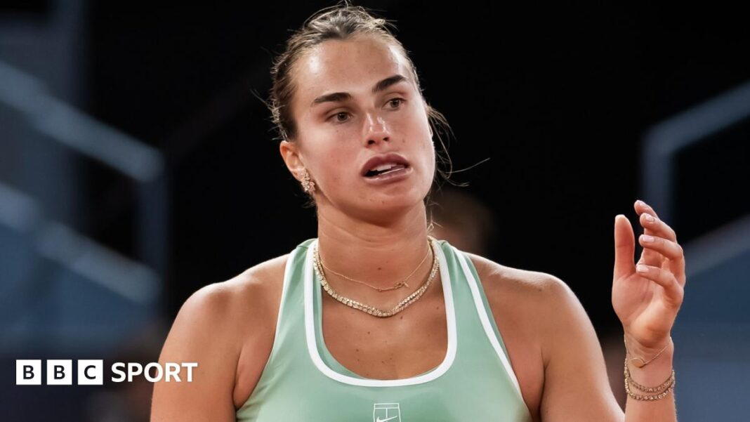 Igrači protiv Grand Slam turnira: Aryna Sabalenka kaže da će vrhunski igrači bojkotirati veliku utakmicu ‘u nekom trenutku’ oko nagradnog fonda Aryna Sabalenka watches on during the Madrid Open