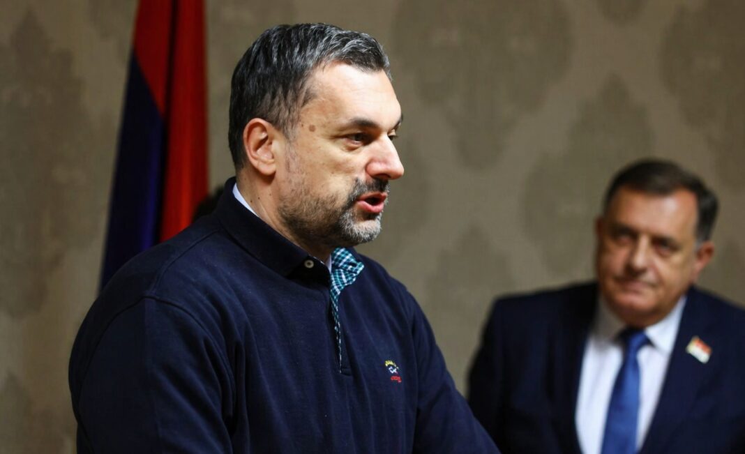 Konakovićevo „bagerisanje“ Dodika: „Schmidt neće otići, to smo sve iskontrolisali. Dodik je izolovan, eliminisan, osujetili smo mu planove. Ne bi bilo loše da mogu reći da sam ga baš ja ‘spakovao'…“ – Istraga .ba Konakovićevo „bagerisanje“ Dodika: „Schmidt neće otići, to smo sve iskontrolisali. Dodik je izolovan, eliminisan, osujetili smo mu planove. Ne bi bilo loše da mogu reći da sam ga baš ja 'spakovao'...“ - Istraga .ba