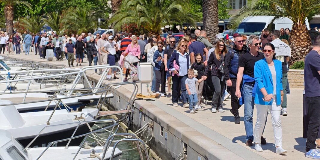 Makarska ispunjena turistima iz BiH, u Baškoj Vodi janjci na ražnju mamili poglede prolaznika Makarska ispunjena turistima iz BiH, u Baškoj Vodi janjci na ražnju mamili poglede prolaznika
