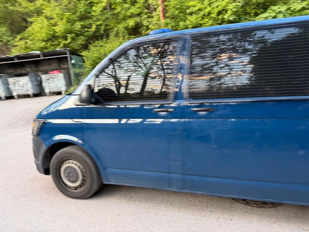 Nakon što je ubio bivšu suprugu: Ubica Tarik Prusac uhapšen dok je s otetom kćerkom jeo ćevape na Baščaršiji – Istraga .ba Nakon što je ubio bivšu suprugu: Ubica Tarik Prusac uhapšen dok je s otetom kćerkom jeo ćevape na Baščaršiji - Istraga .ba