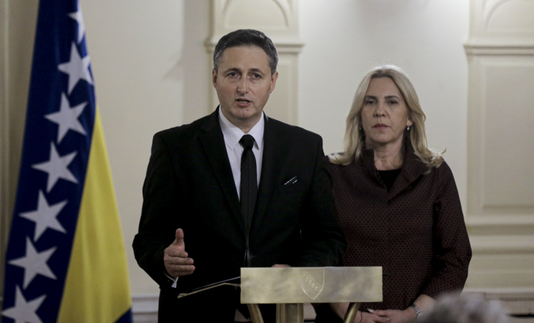 Novac i Gradiška Stara: Za ilegalno otvaranje Graničnog prijelaza glasao je i jedan Bošnjak. Denis Bećirović, prije tri i po godine! – Istraga .ba Novac i Gradiška Stara: Za ilegalno otvaranje Graničnog prijelaza glasao je i jedan Bošnjak. Denis Bećirović, prije tri i po godine! - Istraga .ba