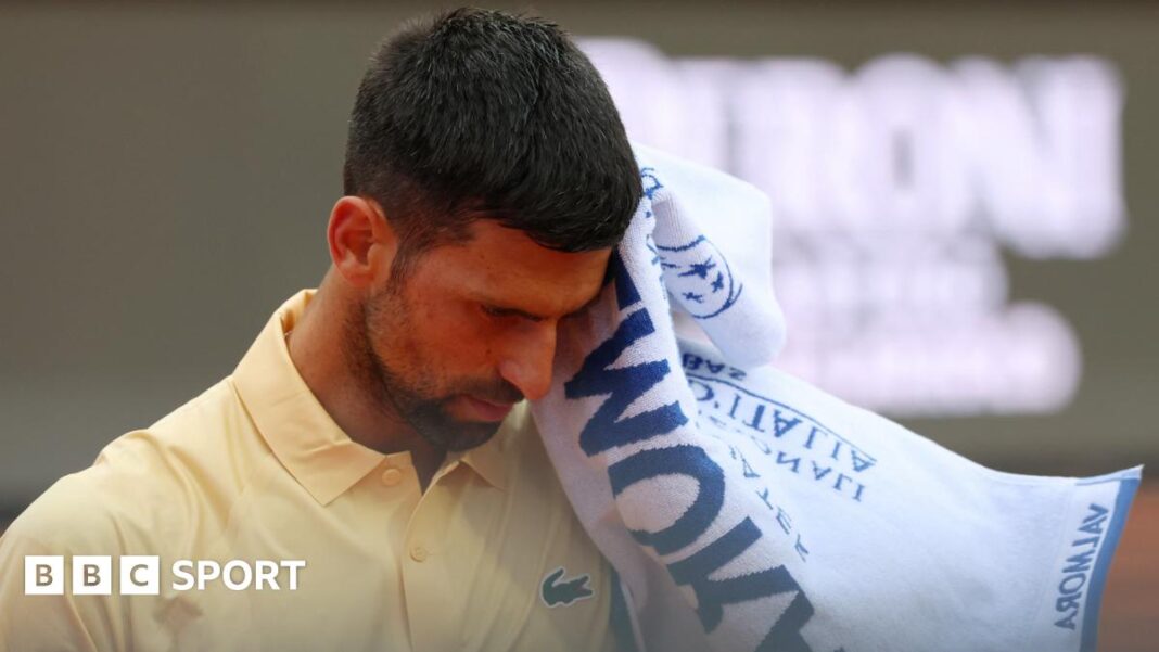 Otvoreno prvenstvo Italije: Novak Đoković poražen od kvalifikanta Dina Prizmića po povratku u akciju Novak Djokovic reacts during the Italian Open, raising a towel to his face while wearing a yellow tennis shirt