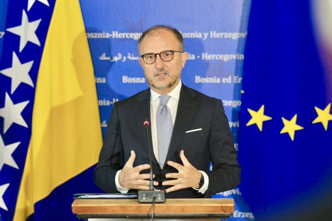 Podržali jednostrani potez HDZ-a i SNSD-a: Delegacija EU pozdravila privremeno otvaranje GP Gradiška – Istraga .ba Podržali jednostrani potez HDZ-a i SNSD-a: Delegacija EU pozdravila privremeno otvaranje GP Gradiška - Istraga .ba