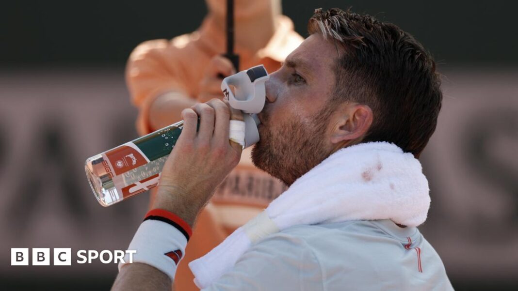 Rezultati French Open-a 2026: Cameron Norrie se povlači povrijeđen protiv Adolfa Daniela Vallejoa Cameron Norrie takes a drink of water