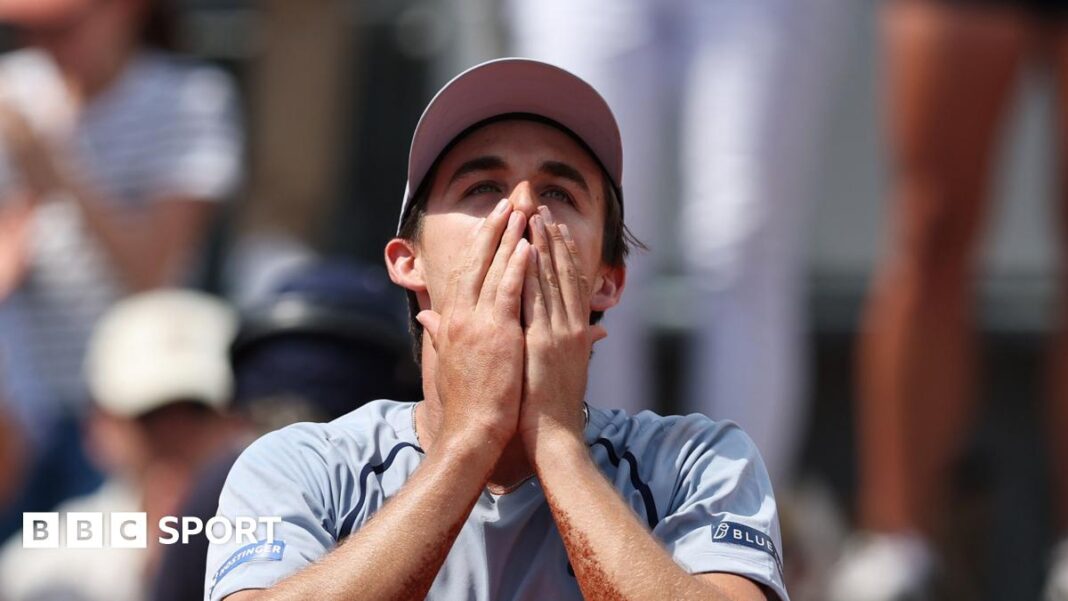 Rezultati French Opena 2026: Zachary Svajda odaje počast tati na dan epskih serija u pet setova Zachary Svajda, wearing a grey t-shirt and cap, holds his hands to his face in disbelief after winning