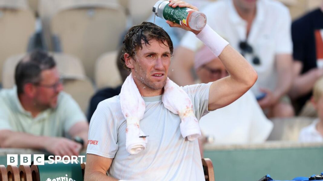 Rezultati Otvorenog prvenstva Francuske 2026.: Casper Ruud savladava probleme sa pariskom vrućinom za plasman u drugo kolo Casper Ruud pours water over his head during a change of ends