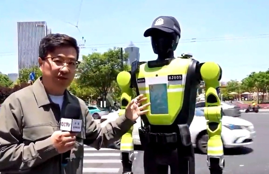 TEHNOLOŠKA REVOLUCIJA U KINI: Humanoidni roboti preuzeli kontrolu nad saobraćajem, stižu i policijska pojačanja TEHNOLOŠKA REVOLUCIJA U KINI: Humanoidni roboti preuzeli kontrolu nad saobraćajem, stižu i policijska pojačanja