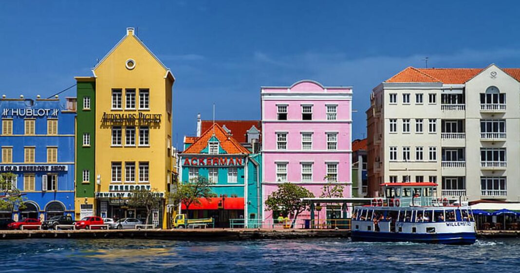 Manji od Splita, ali s malo više kokaina. Kaya Kaya, punjeni sir i Blue Curaçao Manji od Splita, ali s malo više kokaina. Kaya Kaya, punjeni sir i Blue Curaçao