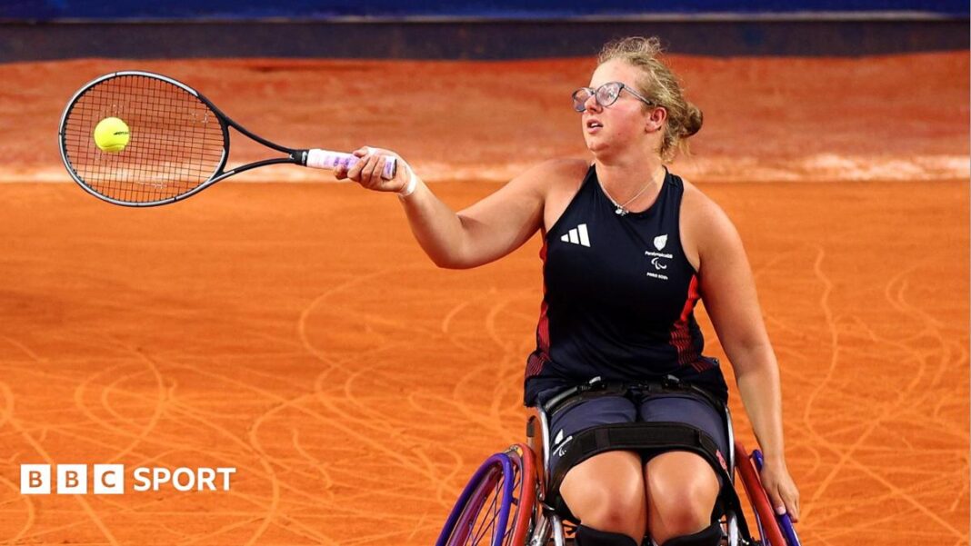 Abbie Breakwell: Paraolimpijada GB teniserka u invalidskim kolicima razmišlja o slučajnom susretu koji je pokrenuo karijeru Abbie Breakwell in action at the Paralympics in Paris