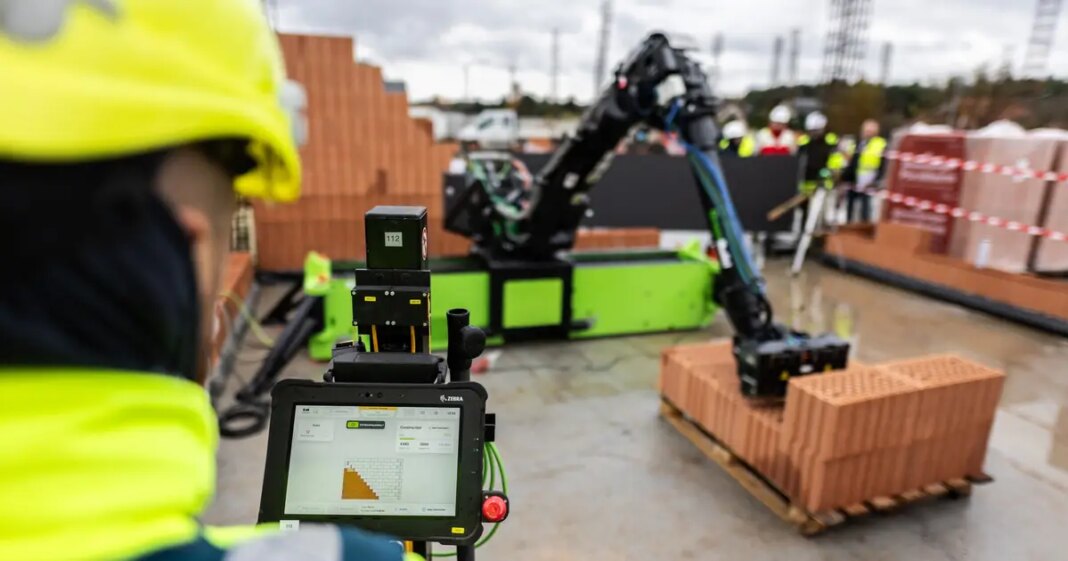 FOTO Ovo je robot-zidar, stići će i u Hrvatsku: ‘Ne poznaje umor, zida na visini do 3 m bez skele’ FOTO Ovo je robot-zidar, stići će i u Hrvatsku: 'Ne poznaje umor, zida na visini do 3 m bez skele'