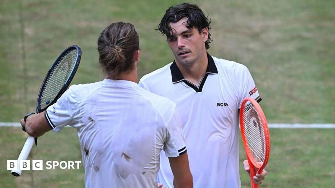 Halle Open: Tejlor Fric pobedio je šampiona Otvorenog prvenstva Francuske Aleksandra Zvereva i stigao do finala Taylor Fritz shakes hands with Alexander Zverev