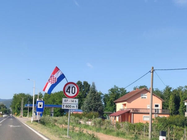 Imaju li odobrenje? Po Čapljini postavljene zastave Hrvatske – Istraga .ba Imaju li odobrenje? Po Čapljini postavljene zastave Hrvatske - Istraga .ba
