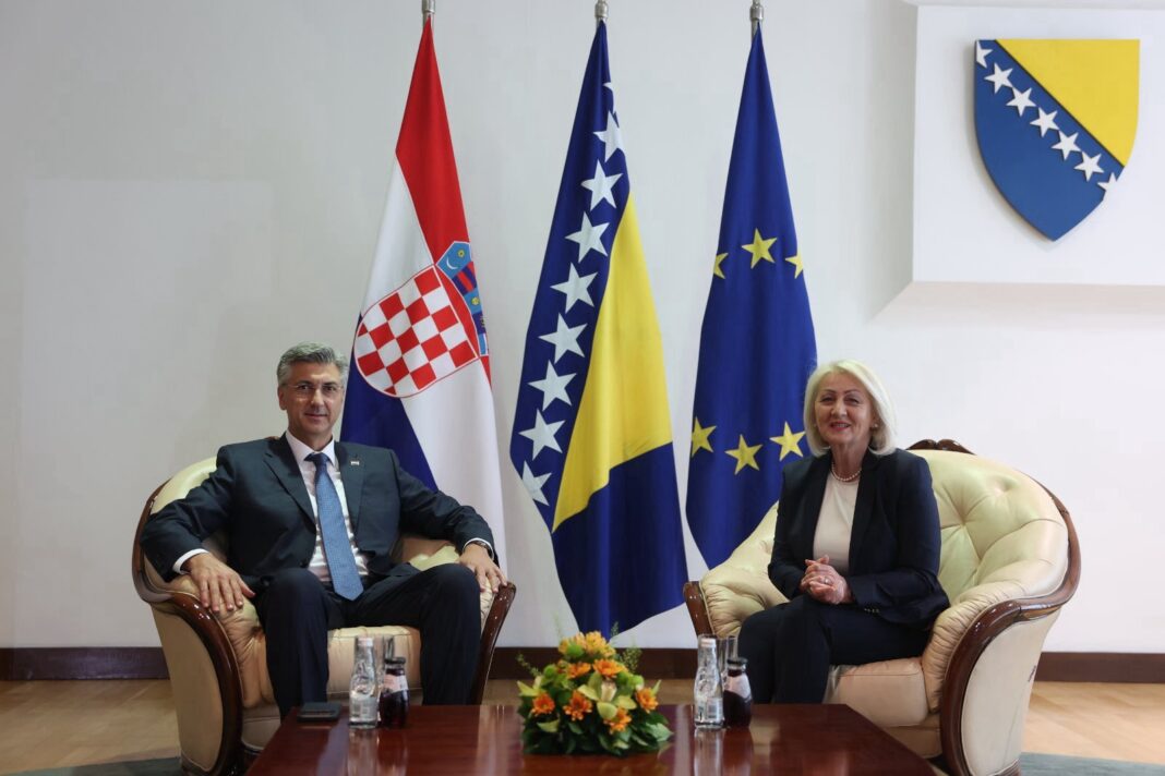 Krišto i Plenković potpisali ugovor između BiH i Hrvatske o graničnim prijelazima uprkos upozorenju UIO da bi to moglo blokirati promet na privremenom GP Gradiška – Istraga .ba Krišto i Plenković potpisali ugovor između BiH i Hrvatske o graničnim prijelazima uprkos upozorenju UIO da bi to moglo blokirati promet na privremenom GP Gradiška - Istraga .ba