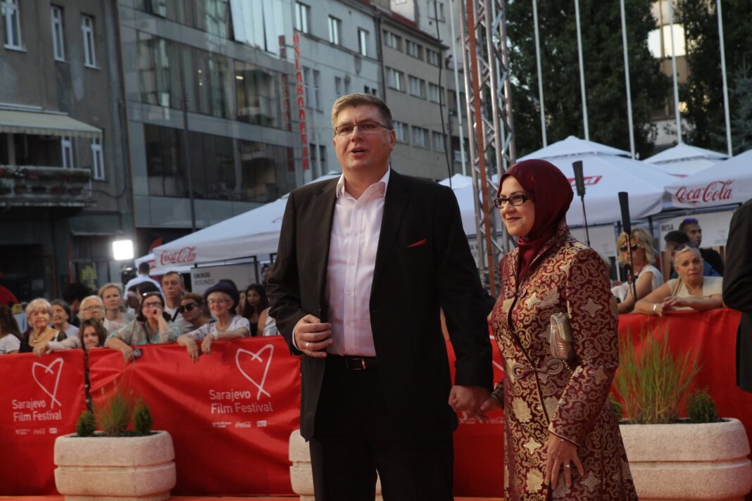 NiP-ova malezijska škola menadžmenta: Da Danis Tanović danas snima „Ničiju zemlju“, to bi izgledalo ovako… – Istraga .ba NiP-ova malezijska škola menadžmenta: Da Danis Tanović danas snima „Ničiju zemlju“, to bi izgledalo ovako... - Istraga .ba