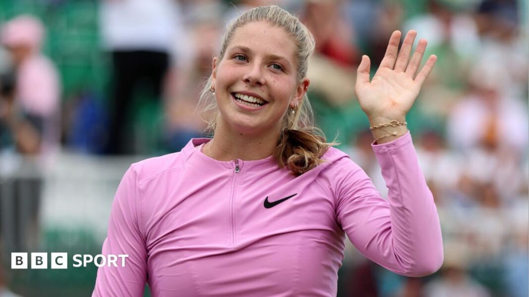 Nottingham Open: Hannah Klugman, 17, pobijedila Harriet Dart za prvu pobjedu na WTA Touru Hannah Klugman waves to the crowd after beating Harriet Dart at the Nottingham Open