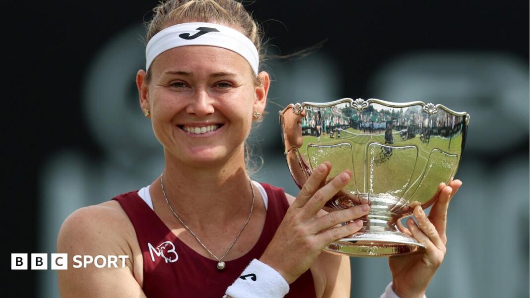 Nottingham Open: Marie Bouzkova pobijedila Emmu Navarro i osvojila titulu Marie Bouzkova smiles as she holds the Nottingham Open trophy