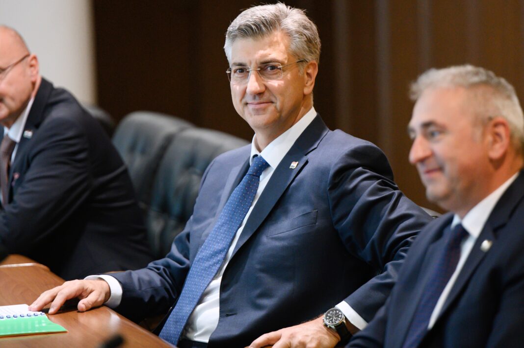 Plenković u Sarajevu govorio da prema BiH treba pokazati respekt, a onda ispalio: U Dejtonu se mislilo da će svako birati svoje, ali došlo je do anomalije – Istraga .ba Plenković u Sarajevu govorio da prema BiH treba pokazati respekt, a onda ispalio: U Dejtonu se mislilo da će svako birati svoje, ali došlo je do anomalije - Istraga .ba