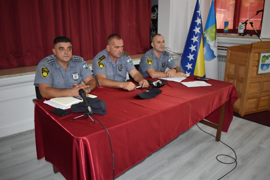 Pod pritiskom SDP-a: Vlada USK imenovala novog direktora Uprave policije MUP-a Omera Tahirovića iako su tri kandidata imala više bodova od njega – Istraga .ba Pod pritiskom SDP-a: Vlada USK imenovala novog direktora Uprave policije MUP-a Omera Tahirovića iako su tri kandidata imala više bodova od njega - Istraga .ba