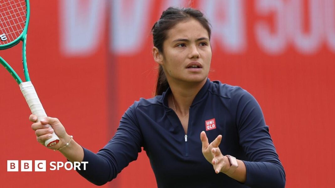 Prvenstvo Queen's Cluba HSBC: Emma Raducanu, Elena Rybakina i Serena Williams – pratite na BBC-u Emma Raducanu hits a forehand in practice