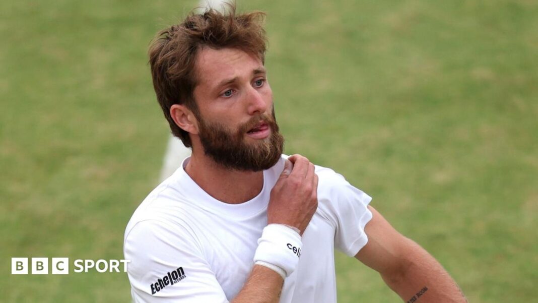 Queen's 2026: Corentin Moutet se suočava sa novčanom kaznom za ATP nakon što je sedam puta opsovao u intervjuu za BBC Corentin Moutet reacts to a missed point during his Queen
