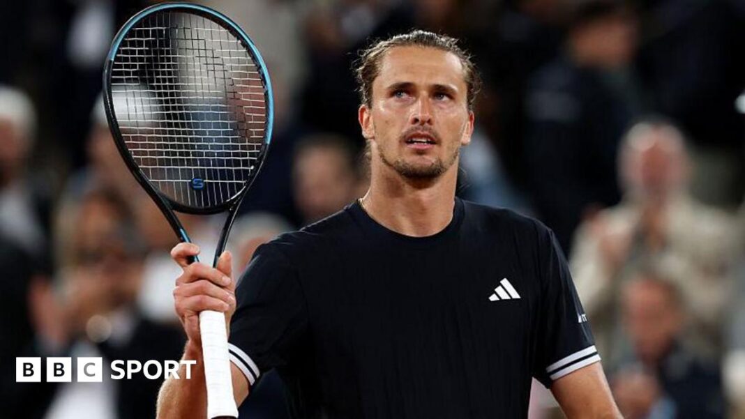 Rezultati French Opena 2026: Alexander Zverev je pobijedio Rafaela Jodara i došao do polufinala Alexander Zverev holds up a tennis racquet