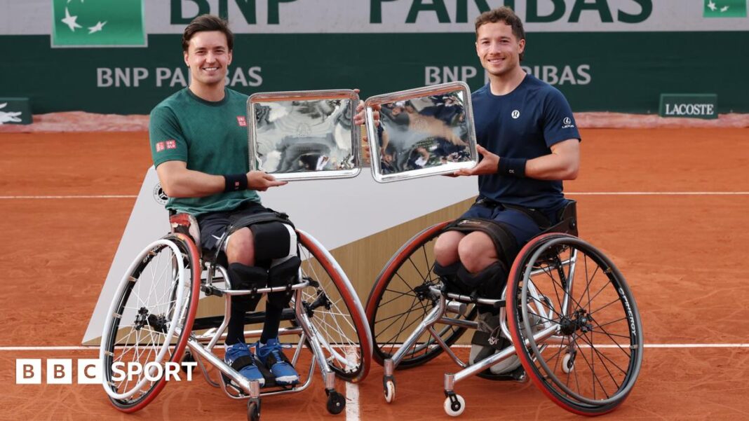 Rezultati French Opena 2026: Alfie Hewett i Gordon Reid osvajaju sedmu uzastopnu titulu na Rolan Garosu Gordon Reid of Great Britain and Alfie Hewett of Great Britain pose for a photo with their Men