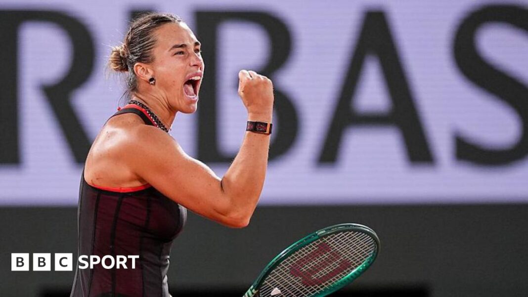 Rezultati French Opena 2026: Aryna Sabalenka nadmašila Naomi Osaku i stigla do četvrtfinala Aryna Sabalenka, wearing a black dress and holding her green racquet in her left hand, screams and clenches her right fist in celebration