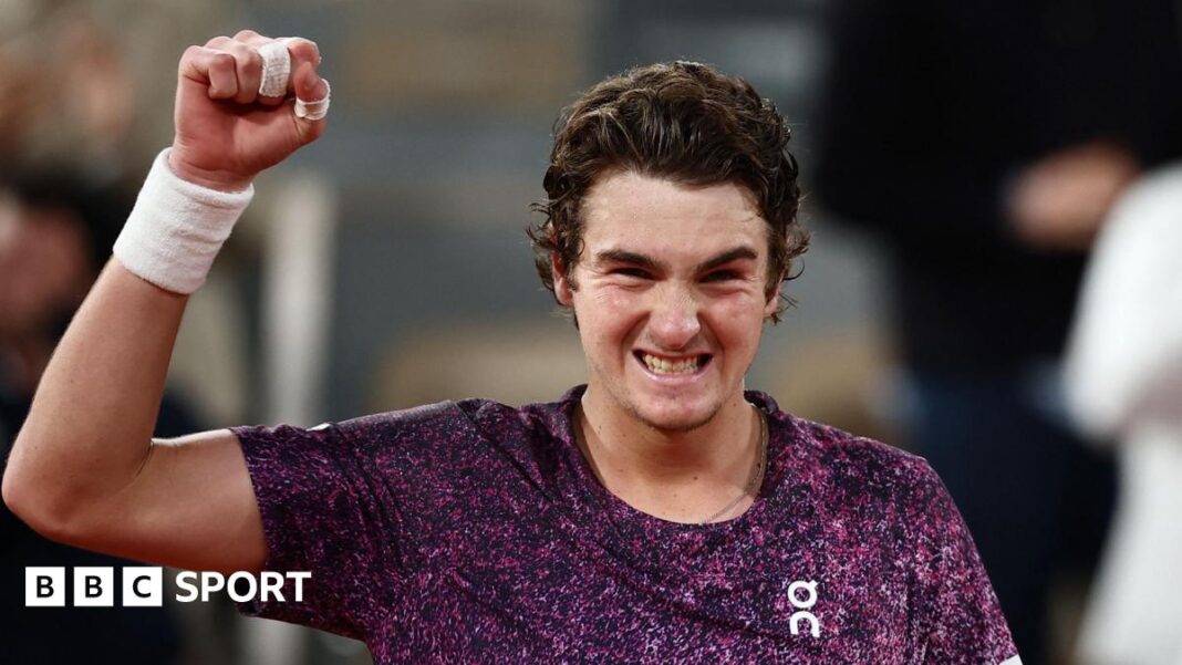 Rezultati French Opena 2026: Joao Fonseca, 19, pobijedio Caspera Ruuda dok je Alexander Zverev prošao u četvrtfinale Rolan Garosa Joao Fonseca raises his arm in celebration