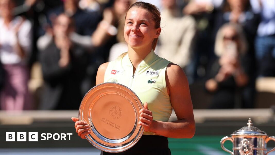 Rezultati French Opena 2026: Maja Chwalinska razmišlja o ‘nezaboravne tri sedmice’ na Rolan Garosu Maja Chwalinska smiles while holding the French Open women