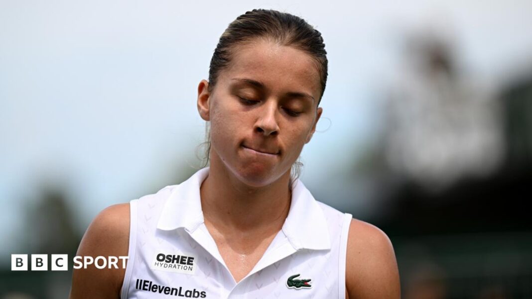 Rezultati Wimbledona 2026.: Maja Chwalinska se povredila na meč lopti prije nego što je izgubila, Jessica Pegula kroz Maja Chwalinska grimaces after falling during her Wimbledon first-round match