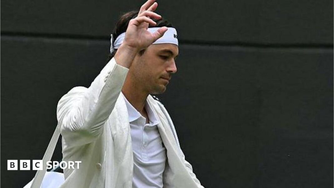 Rezultati Wimbledona 2026: Taylor Fritz pobjeđuje kako bi izbjegao da izgleda “glupo” nakon ulaska u potpuno bijelom odijelu Roger Federer (L) and Russia