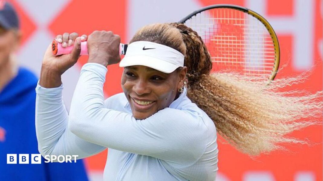 Serena Williams će biti partner Karoline Muchove na Berlin Openu Serena Williams, wearing white and smiling, plays a backhand