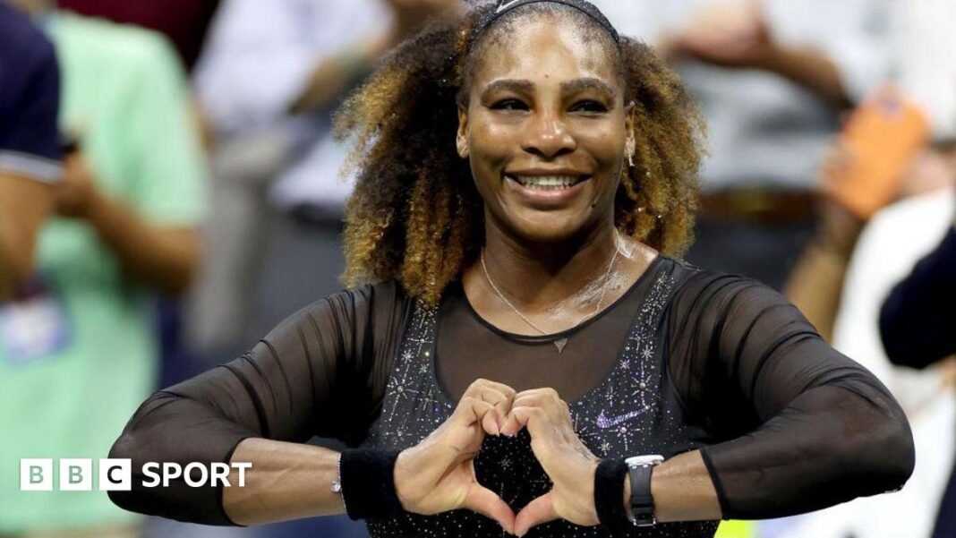 Serena Williams vraća se tenisu u Queen's Clubu Serena Williams does a heart symbol with her hands while playing at the 2022 US Open