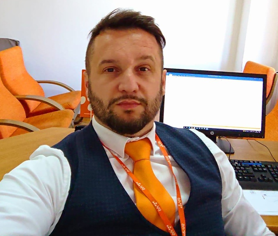 Trgovina uticajem na NiP-ov način: Vijećnik iz Živinica Suad Hadžić za pristupanje Konakovićevoj stranci nagrađen rukovodećom pozicijom u BH Telecomu – Istraga .ba Trgovina uticajem na NiP-ov način: Vijećnik iz Živinica Suad Hadžić za pristupanje Konakovićevoj stranci nagrađen rukovodećom pozicijom u BH Telecomu - Istraga .ba
