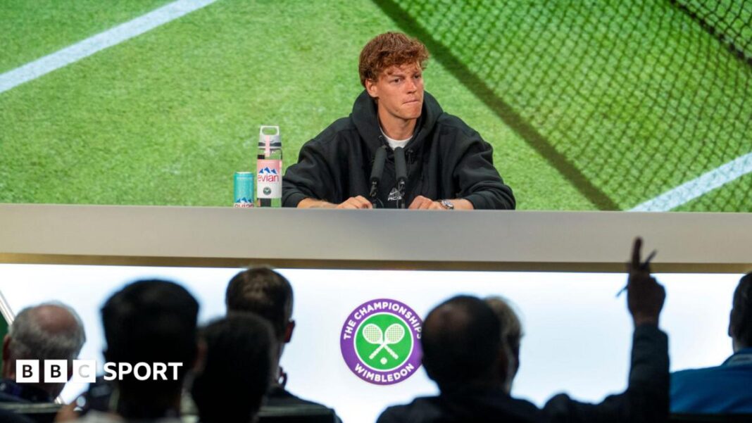 Vimbldon 2026: Tenisači proširuju protest za novčanu nagradu – jesu li u pravu? Jannik Sinner speaks at a news conference during the 2025 Wimbledon Championships