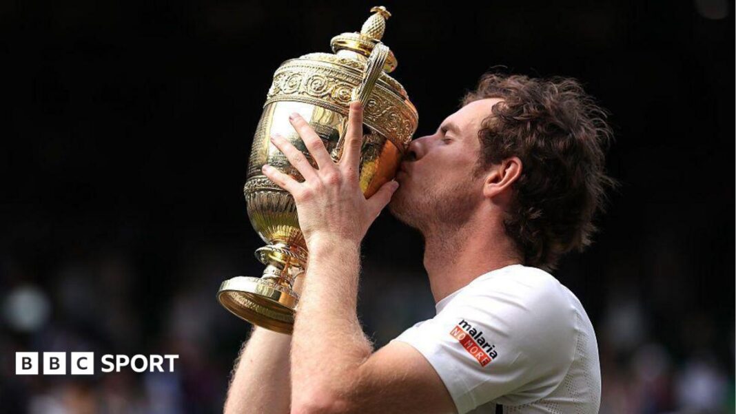 Wimbledon 2026: Deceniju nakon Endija Mareja i zlatnog vikenda britanskog tenisa Andy Murray holding the Wimbledon trophy