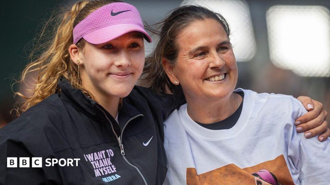 Wimbledon 2026: Mirra Andreeva i trenerica Marte Kostyuk Sandra Zaniewska u usponu i izazovima s kojima se suočavaju teniske trenerice Mirra Andreeva puts an arm around Conchita Martinez as both smile. Andreeva is wearing a dark jacket that has the slogan