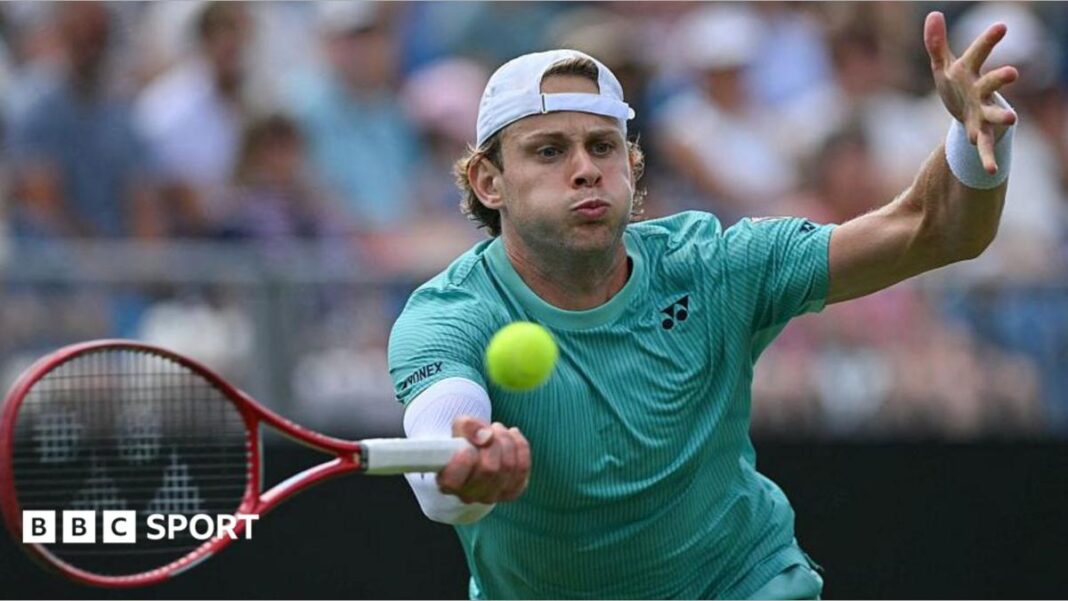 Zizou Bergs je pobijedio Uga Humberta u Eastbourneu za prvu titulu na ATP Touru Zizou Bergs plays a forehand in the Eastbourne final