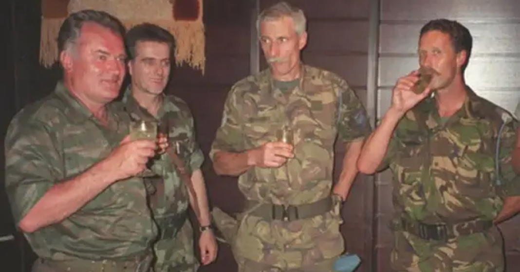 Tom, kukavica iz Srebrenice. Popio rakiju sa Mladićem. I još uzeo srpski poklon za ženu?! Tom, kukavica iz Srebrenice. Popio rakiju sa Mladićem. I još uzeo srpski poklon za ženu?!