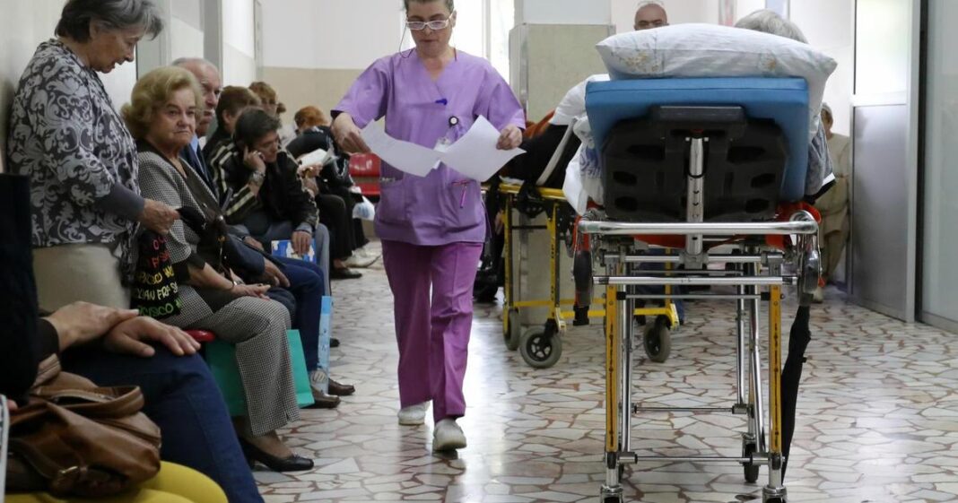 U bolnici je gužva, nema čak ni klime. A za manikir salon je ogroman, rashlađen U bolnici je gužva, nema čak ni klime. A za manikir salon je ogroman, rashlađen