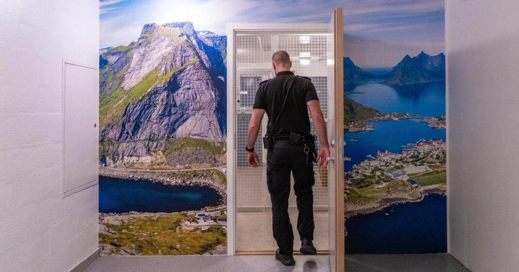 BREIVIK Norveška mu daje papagaje, Playstation, teretanu u zatvoru… Zašto? BREIVIK Norveška mu daje papagaje, Playstation, teretanu u zatvoru… Zašto?
