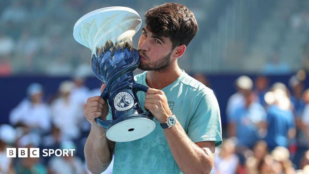 Carlos Alcaraz: Teniska zvijezda cilja na povratak povrede na Cincinnati Openu, Emma Raducanu nije u žrijebu Carlos Alcaraz lifts the Cincinnati Open trophy