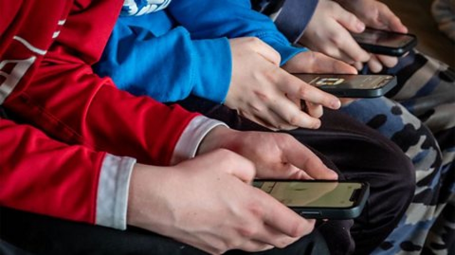 EU SPREMA RIGOROZNE MJERE ZA ZAŠTITU DJECE NA INTERNETU: Već od ovog ljeta moguća ograničenja pristupa društvenim mrežama EU SPREMA RIGOROZNE MJERE ZA ZAŠTITU DJECE NA INTERNETU: Već od ovog ljeta moguća ograničenja pristupa društvenim mrežama
